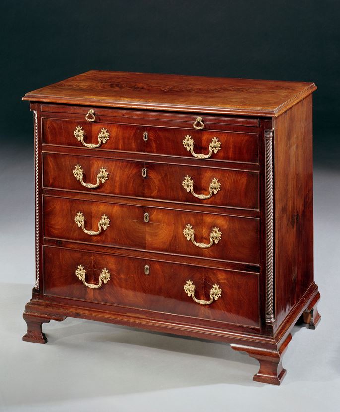 A GEORGE III MAHOGANY CHEST OF DRAWERS | MasterArt